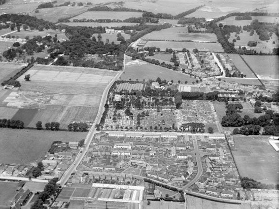 Cemetery from the air in 1927 
britainfromabove.org.uk/en/image/EPW018741